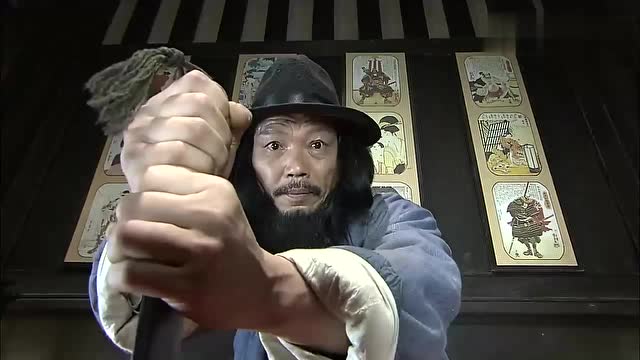 光头鬼子对战胡须男,不料拿刀都打不过,打斗场面太逗了