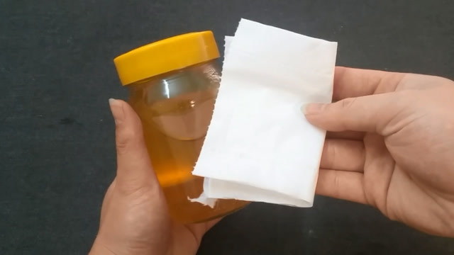 用一张纸巾就能辨别蜂蜜真假,方法简单实用,快学学吧