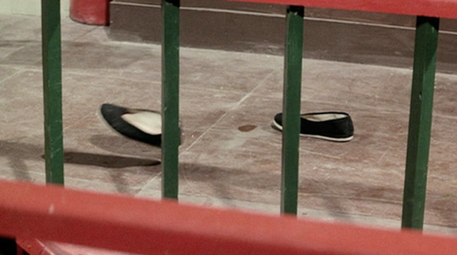 小伙一觉醒来发现鞋子自己在走而且裤子也被扒了