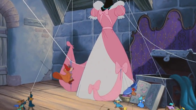 灰姑娘:灰姑娘穿上小老鼠帮忙做好的舞会礼服,真是太美了!