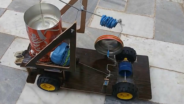 自己做个简易的蒸汽机小车,简易得都有些寒酸了