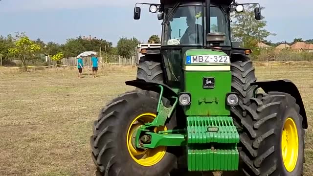 大型四轮头技能比赛,第一辆拖拉机出现,技术还不错