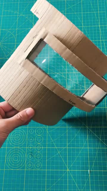 用纸板做的三级头盔上集