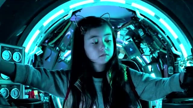 巨齿鲨:八岁小女孩独自操控深水探测潜艇,真的什么都懂!