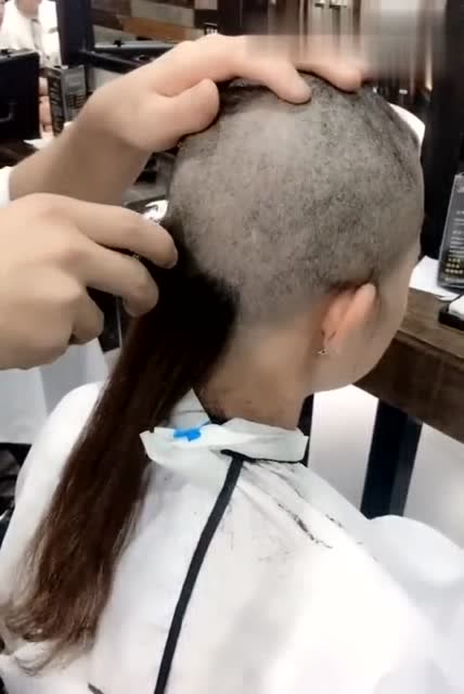 美女去理发店剃光头,这样的媳妇我可不敢要