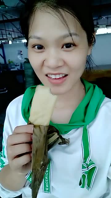 最近这个小姐姐火了!广西灵山叶笑壹