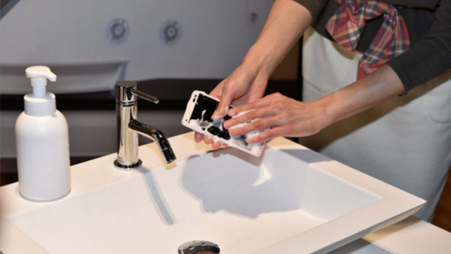 水洗手机问世,划痕一洗就愈合,不是亲眼看到都不敢相信!