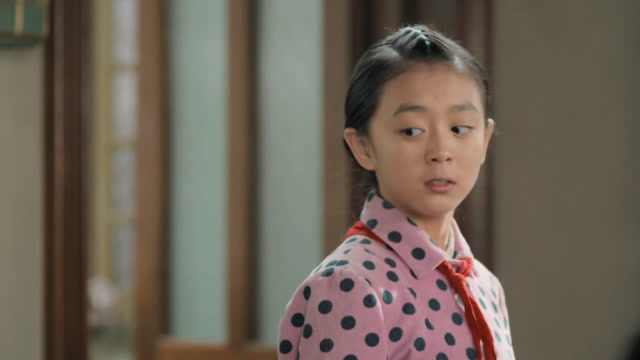 黄哆把衣服丢在地上,用命令的口气让小婶给她洗衣服