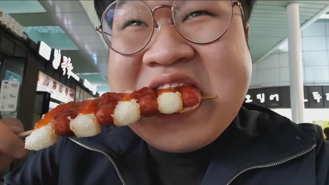 韩国吃货胖哥,休息站吃各种小吃,大口大口吃,太馋人了