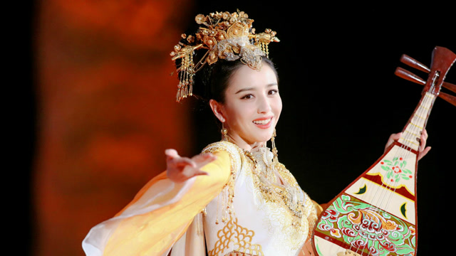 佟丽娅表演敦煌舞蹈《飞天》,身材婀娜手捧琵琶如仙女