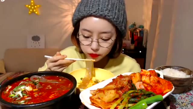 韩国美女吃豚骨炖辣汤,配一盘腌菜好吃到飞起