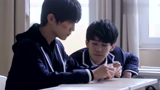 李天泽,陈玺达:学长和学弟的偶像剧故事,穿校服的少年好有气质