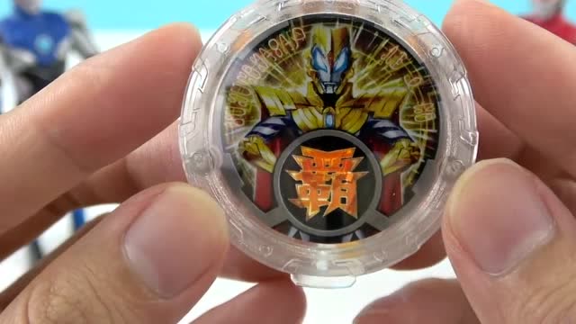 奥特曼:罗布兄弟打开扭蛋啦,没想到开出了捷德尊皇形态水晶呢