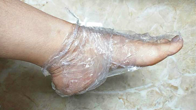 睡前把保鲜膜缠在脚上,这个用途太神奇了,我也是刚了解