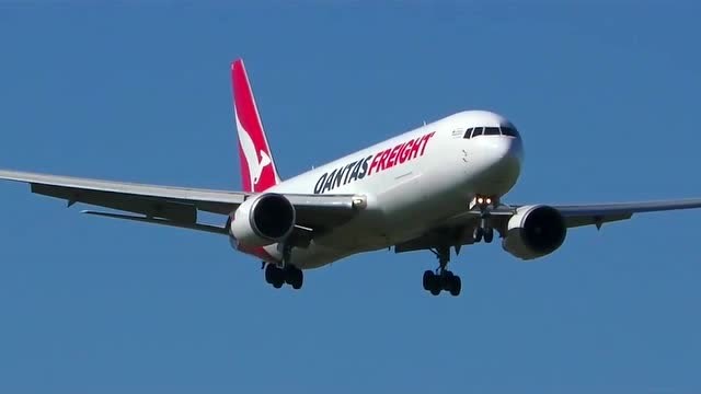 波音777大型货机降落墨尔本国际机场