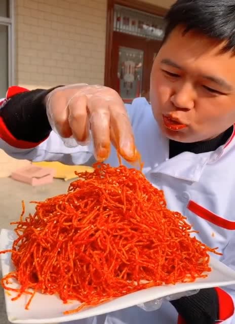 大叔吃自制的辣条,吃相太夸张了,看起来好好吃