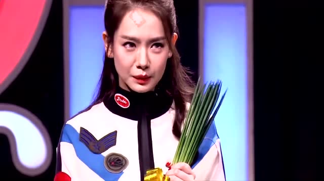 小葱秀:戚薇回忆接电话趣事超搞笑,调侃"公鸭奖"实至名归啊!