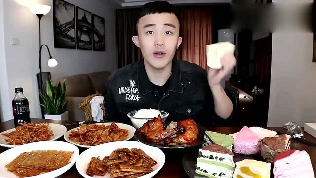 大胃王光小强:黑暗料理!各种辣条vs多种甜品,奇葩吃法