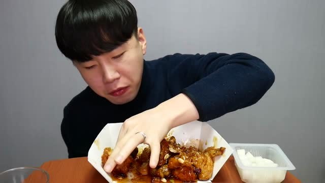 韩国火力全开大胃王donam,小哥哥吃了自己爱吃的鸡肉,很开心!
