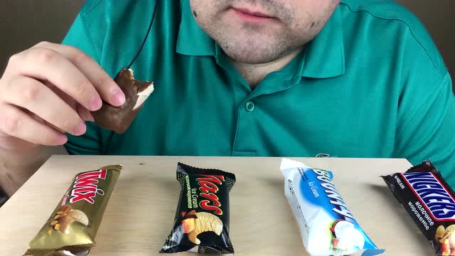 russian大叔吃播士力架巧克力能量棒感觉大叔吃的好少女啊