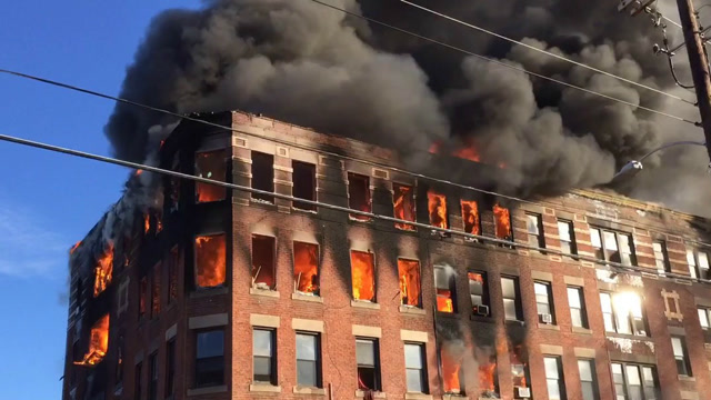 罕见国外豪华酒店发生火灾时的画面流出,瞬间浓烟滚滚