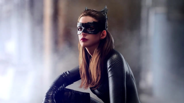 安妮·海瑟薇主演的电影猫女动作场景