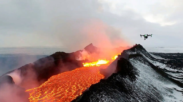 神奇的大自然景象,埃特纳火山爆发,流出的熔岩变成一片火海!