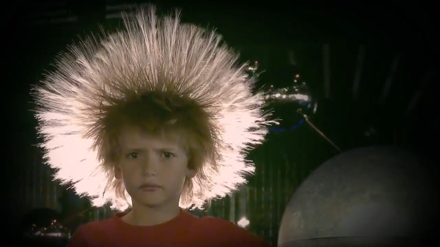 老外发明静电球,当双手触碰静电球后,头发都立起来了