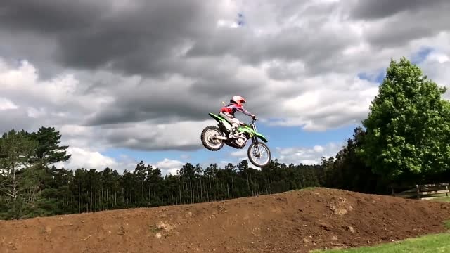 山地摩托车飞跃表演,好刺激