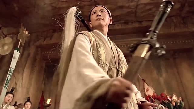灭绝师太的倚天剑还没出鞘就被小伙夺了去,和八年前一样的情景