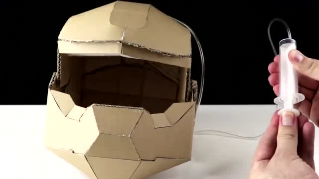 牛人用纸板自制了个很有趣的液压头盔,看看是怎么制造的!