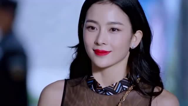 极光之恋:何静文背台词准备拍戏,不料她女一号的海报被换了下来