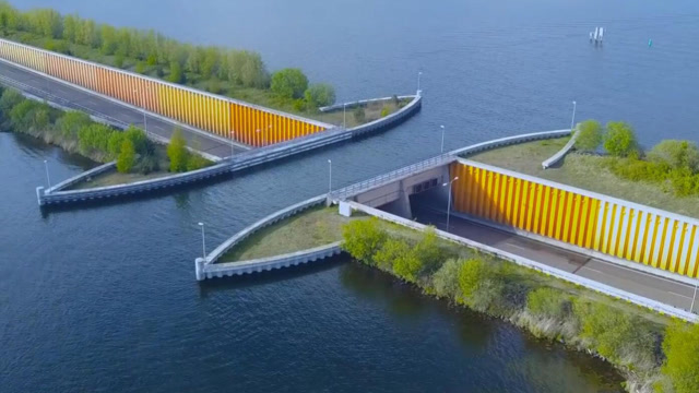 荷兰独一无二的断桥,桥上能走船,水底能行车