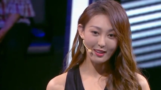 张雨晴准备挑战一直玩游戏的男子,不料男子抬头一句话,张雨晴懵了