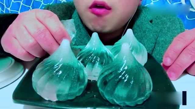 声控吃播胖哥吃水晶空心冻冰听脆脆的声音没见过水晶空心冰