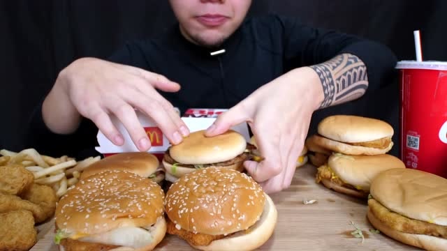 日本大胃王新井熊挑战吃芝士牛排汉堡,炸鸡腿薯条和苹果派等美食