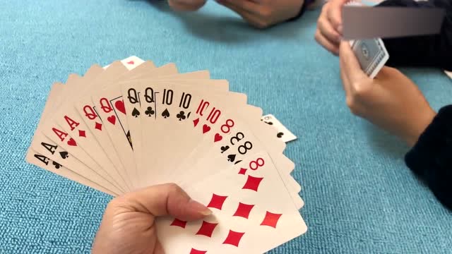 真人斗地主:小姐姐拿到地主抓到天牌,一局竟有9个炸,完了泡面没了