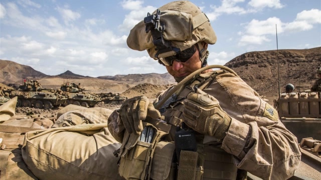 身中12枪没死!老外质疑中国防弹衣有钢板,拆开后当场傻眼