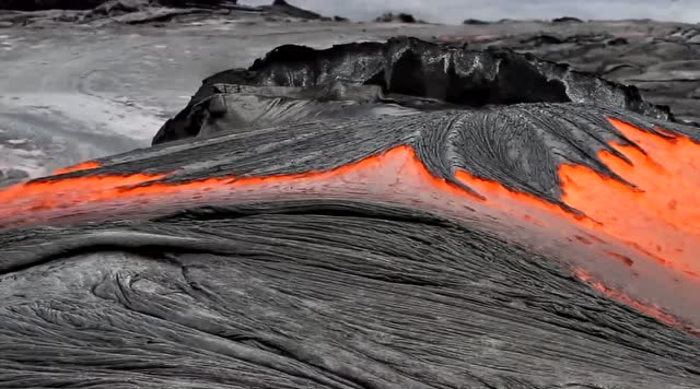 一条1000多度的"火河",隔着屏幕都感觉烫,太壮观了