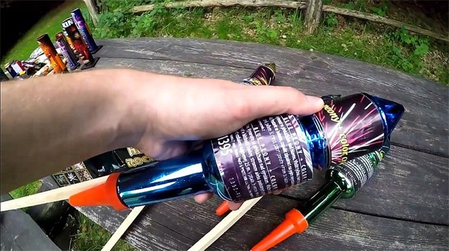 老外玩的冲天炮个头真大,晚上放还真的挺好看