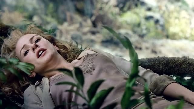 美女被食肉恐龙追杀跑到悬崖边,利用地形躲过了恐龙!