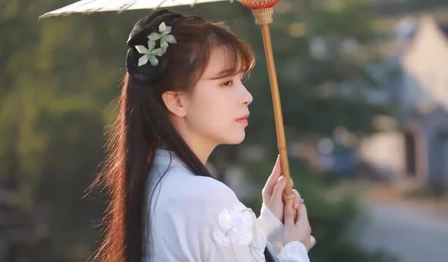 古装小姐姐撑伞回头那一刻,网友:心动不已!