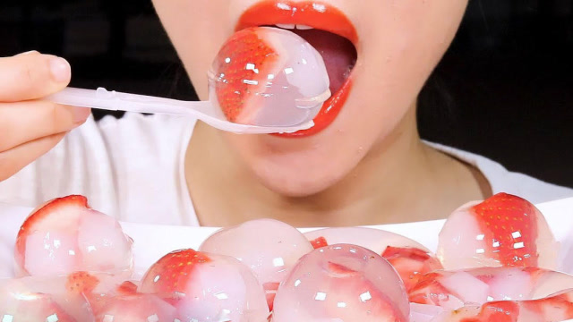 小姐姐吃草莓果冻晶莹剔透颜值很高网友和水信玄饼有一拼