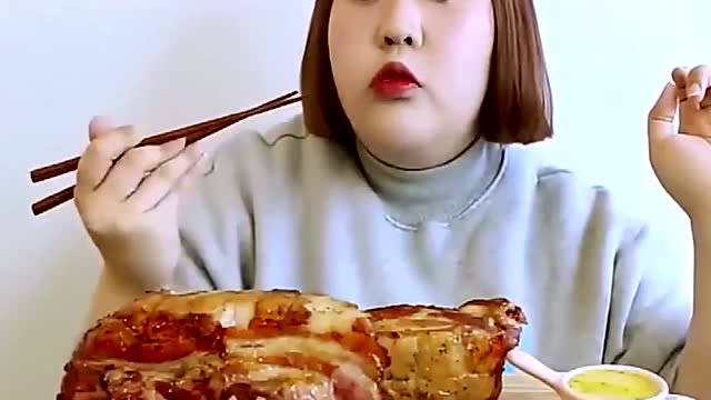 美食吃播胖妹吃烧烤五花肉,切片蘸酱直接吞.