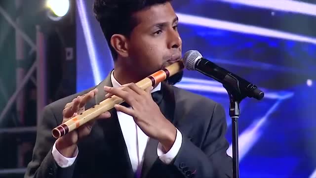 亚洲达人秀上印度小哥一边吹竹笛,一边秀bbox,网友:神技!