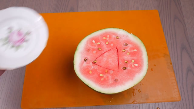 把西瓜切成三半,从中间切个三角形,这是在做什么呢?