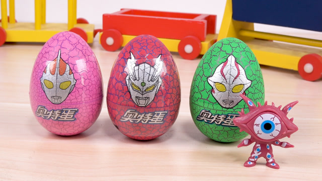 奥特曼奥特蛋玩具拆蛋试玩 看看能不能拆出奥特曼