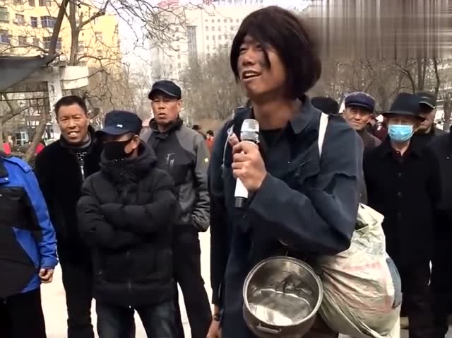 街头乞丐演唱站着等你三千年引围观唱得撕心裂肺感动全场