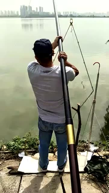 大哥扛着30米的鱼竿钓鱼,不累吗?