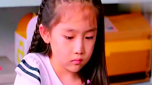 果果被警察叔叔收留,谁料警察叔叔给乐童吃鸡腿,乐童乐坏了